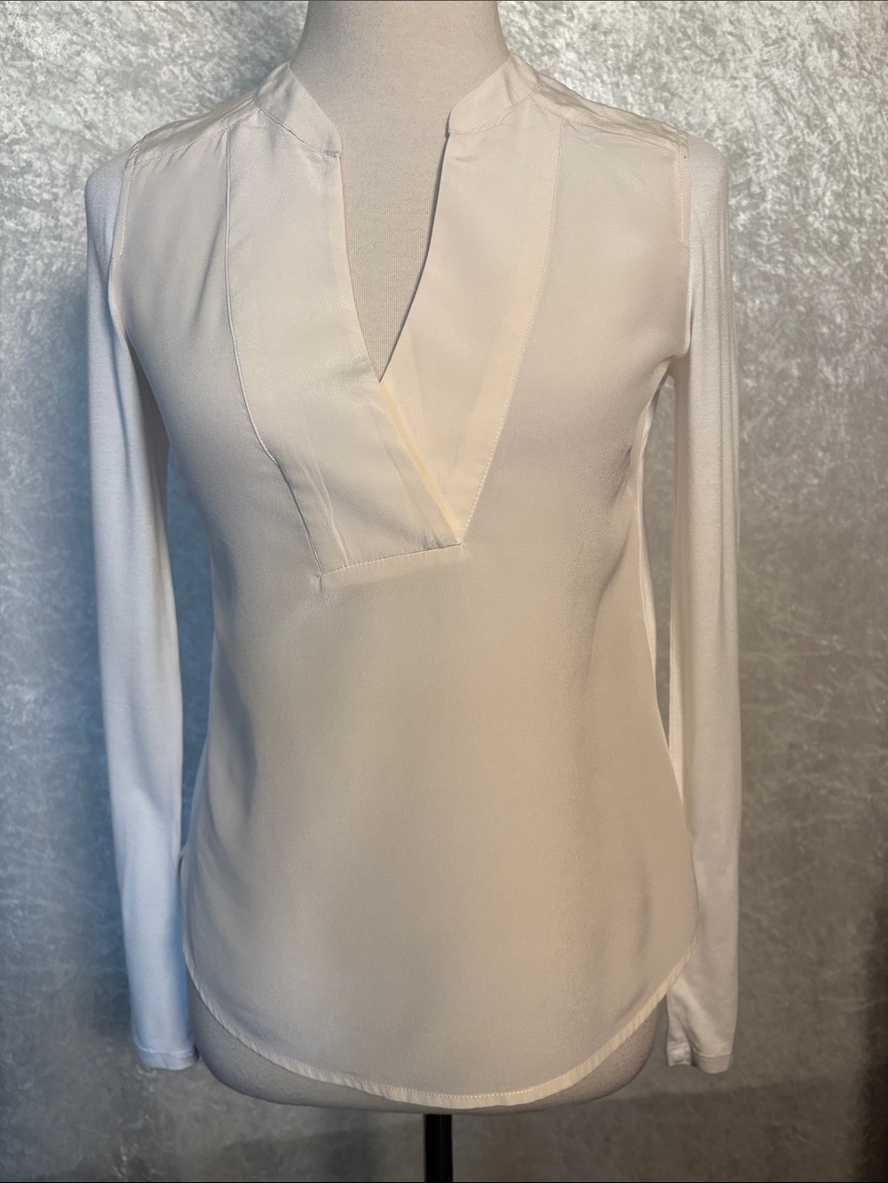 BCBGMaxAzria White cream Silk V-Neck Blouse XXS